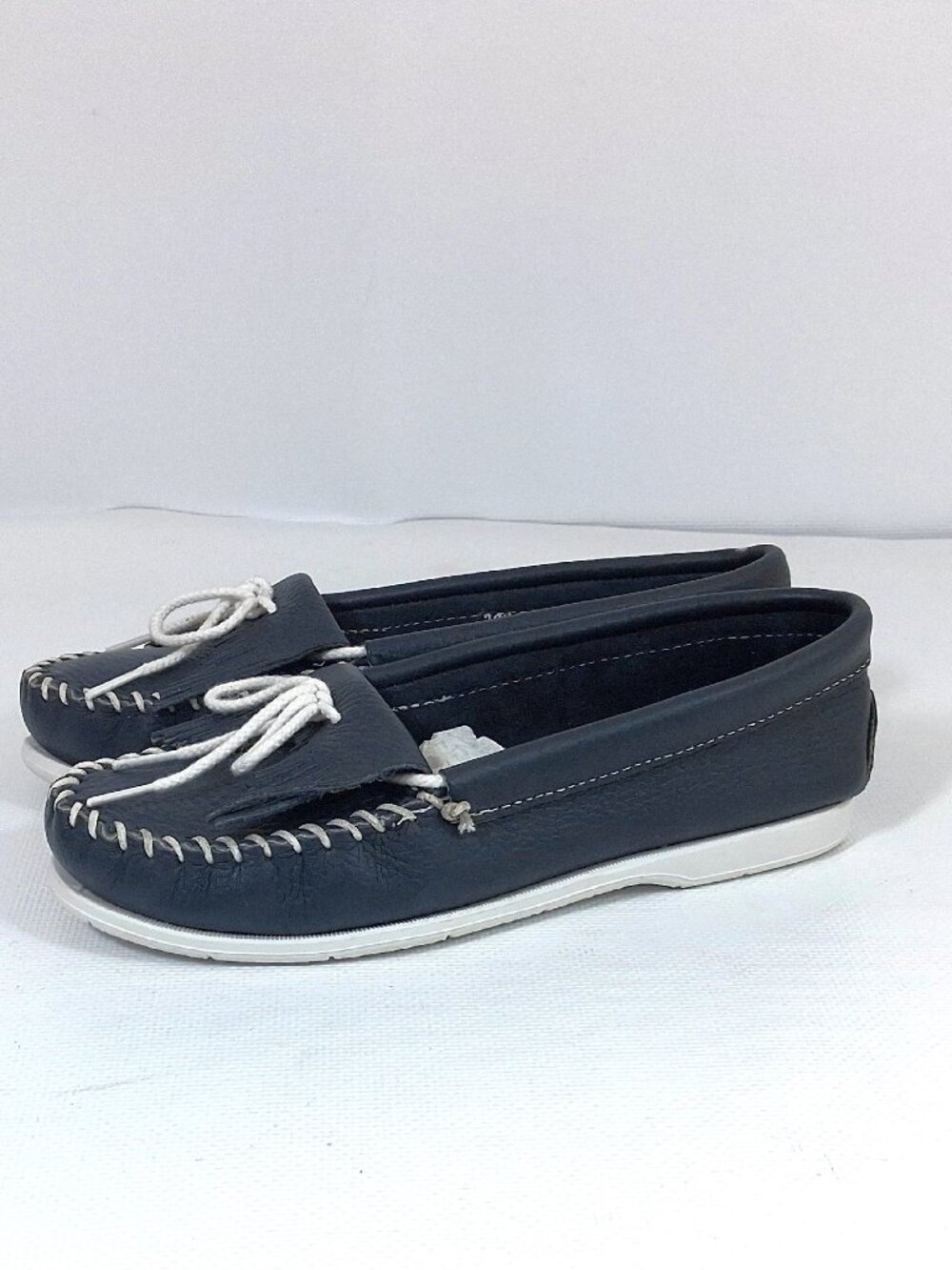 Minnetonka Women's Kilty Unbeaded Moccasin Navy Blue White Slip On Shoes 7.5 - Picture 2 of 10
